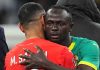 Mohamed Salah dipeluk Sadio Mane usai laga Mesir vs Senegal