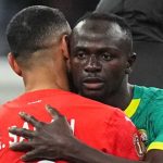 Mohamed Salah dipeluk Sadio Mane usai laga Mesir vs Senegal