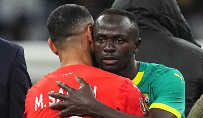Mohamed Salah dipeluk Sadio Mane usai laga Mesir vs Senegal