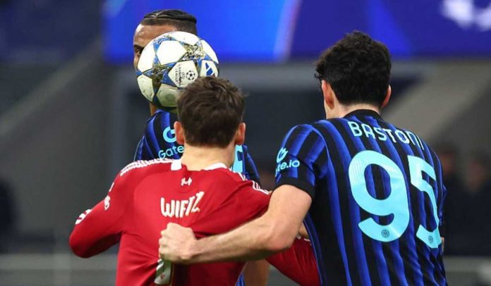 Momen tarikan Alessandro Bastoni ke jersey Florian Wirtz di laga Inter Milan vs Liverpool di Liga Champions Momen tarikan Alessandro Bastoni ke jersey Florian Wirtz di laga Inter Milan vs Liverpool di Liga Champions