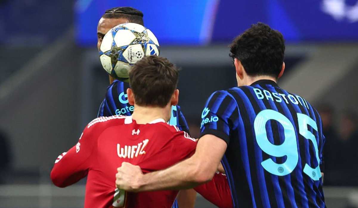 Momen tarikan Alessandro Bastoni ke jersey Florian Wirtz di laga Inter Milan vs Liverpool di Liga Champions