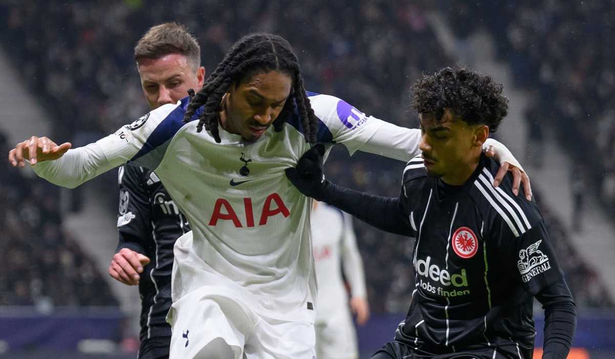 Nathaniel Brown berebut bola dengan Djed Spence di laga Eintracht Frankfurt vs Tottenham Hotspur di Champions League