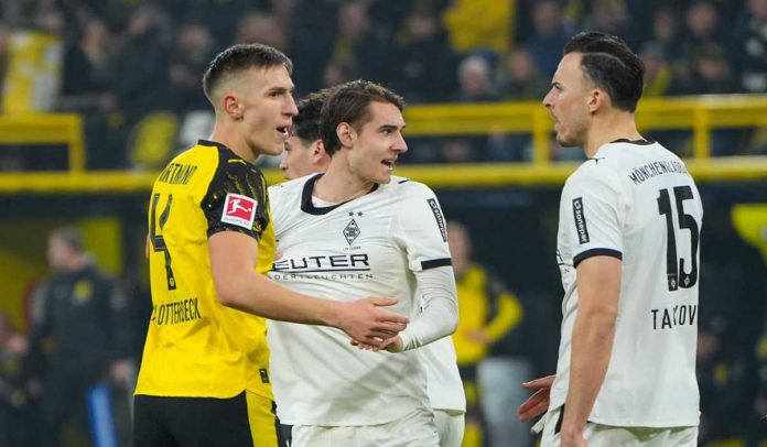 Nico Schlotterbeck diganjar kartu kuning di laga Borussia Dortmund v Borussia Monchengladbach Nico Schlotterbeck diganjar kartu kuning di laga Borussia Dortmund v Borussia Monchengladbach
