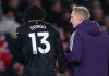 Patrick Dorgu meninggalkan lapangan karena cedera di laga Arsenal v Manchester United di Premier League