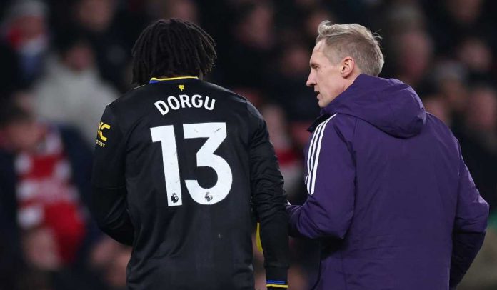 Patrick Dorgu meninggalkan lapangan karena cedera di laga Arsenal v Manchester United di Premier League