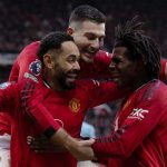 Patrick Dorgu merayakan golnya bersama Matheus Cunha dan Diogo Dalot