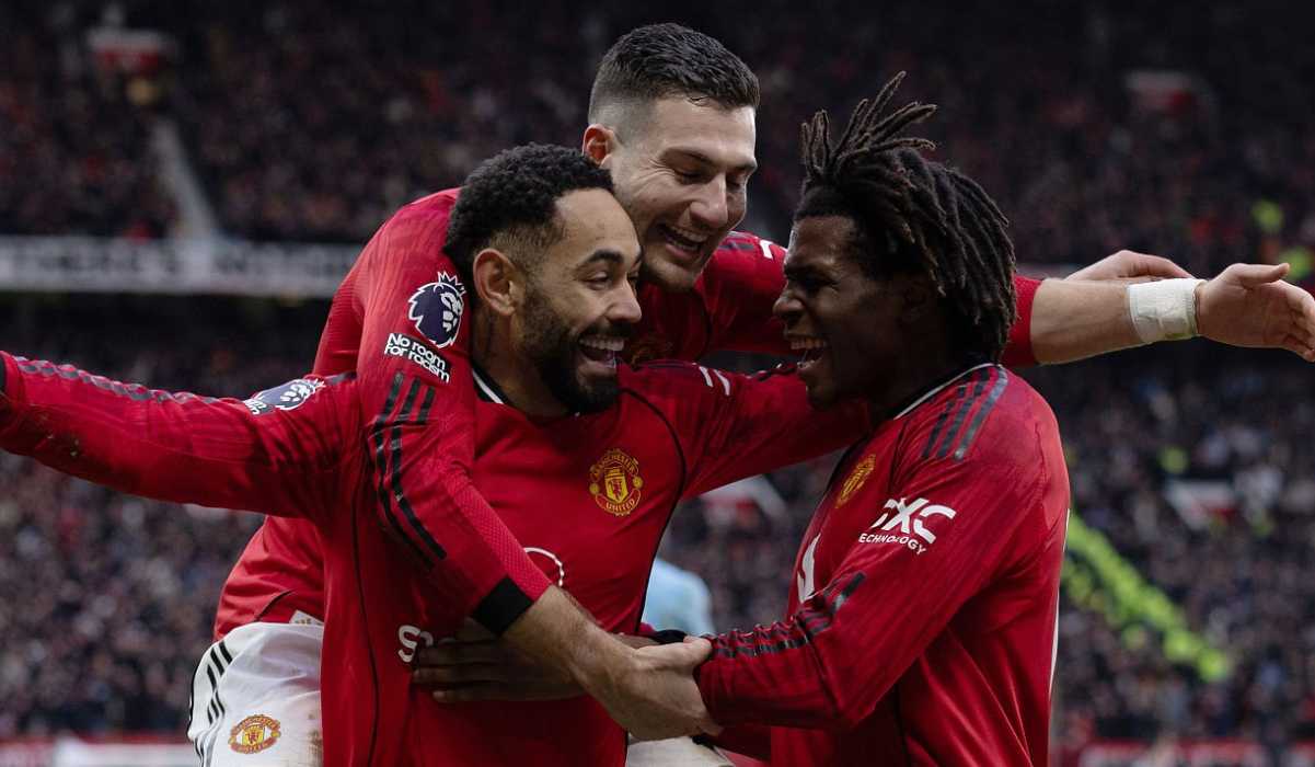 Patrick Dorgu merayakan golnya bersama Matheus Cunha dan Diogo Dalot