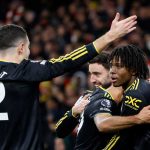 Patrick Dorgu merayakan golnya bersama rekan-rekannya di Manchester United