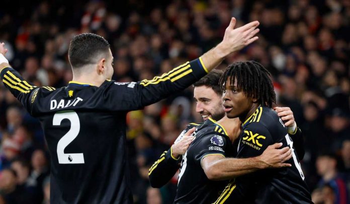 Patrick Dorgu merayakan golnya bersama rekan-rekannya di Manchester United Patrick Dorgu merayakan golnya bersama rekan-rekannya di Manchester United