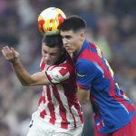 Pau Cubarsi berduel udara dengan Inigo Ruiz di laga Barcelona vs Athletic Bilbao