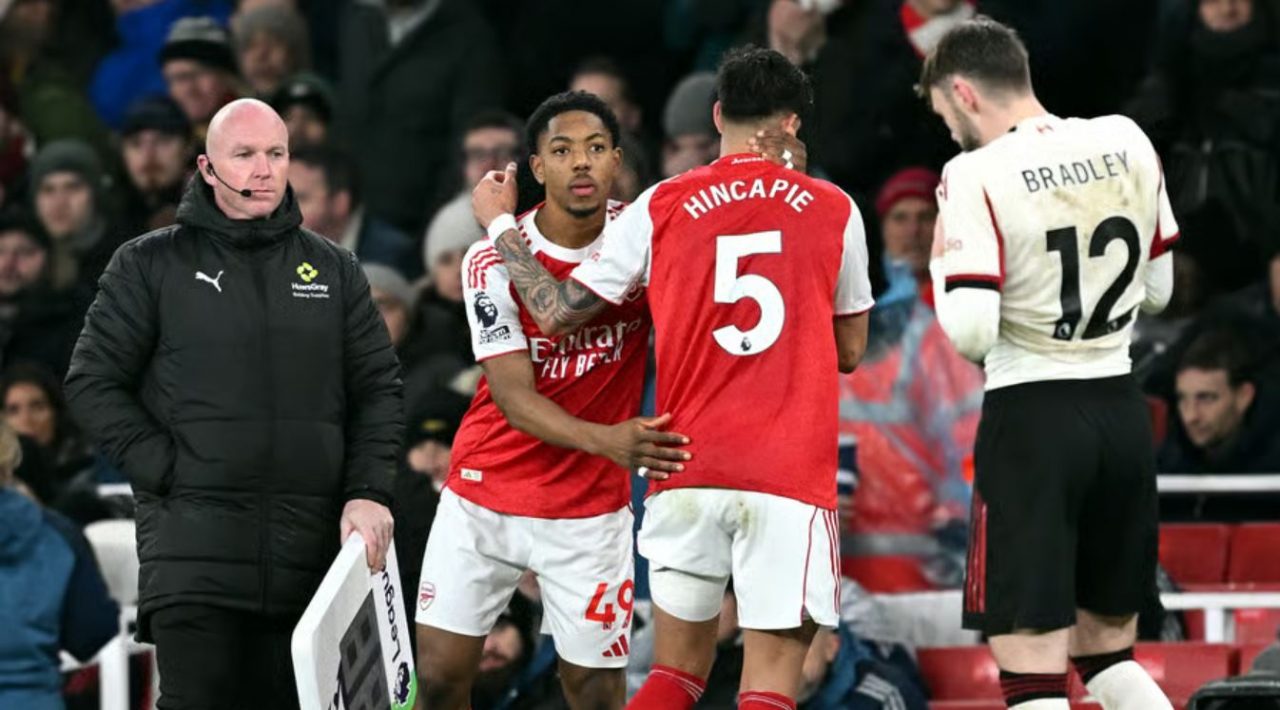 Pemain Arsenal Piero Hincapie cedera saat laga melawan Liverpool