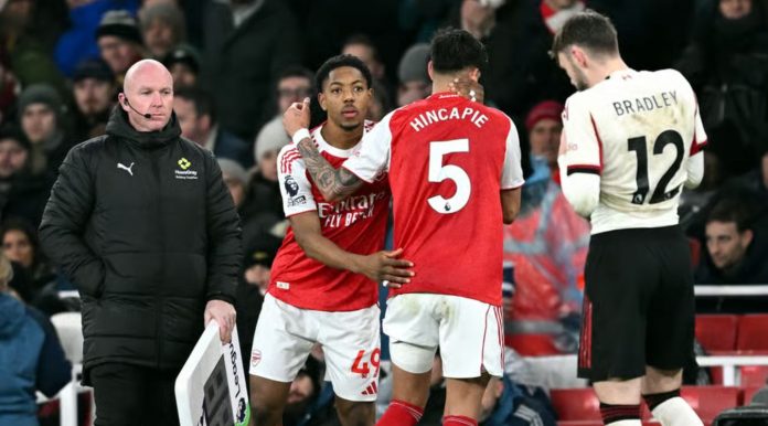 Pemain Arsenal Piero Hincapie cedera saat laga melawan Liverpool