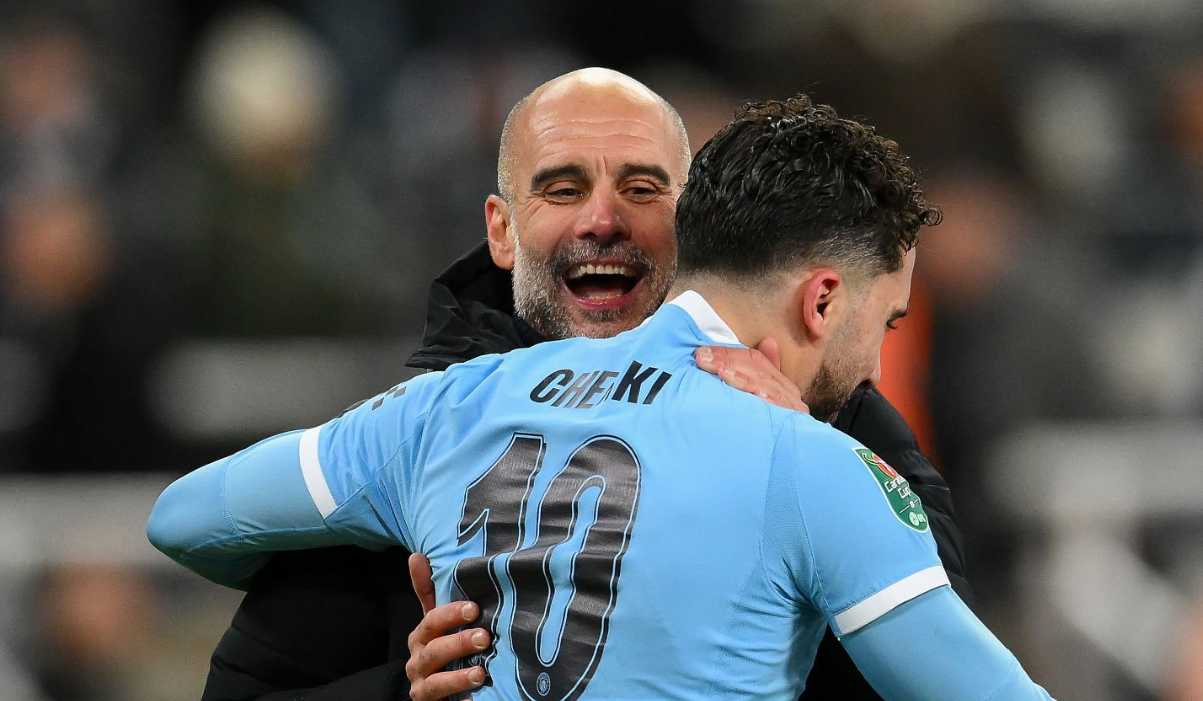 Pep Guardiola memeluk Rayan Cherki Pep Guardiola memeluk Rayan Cherki