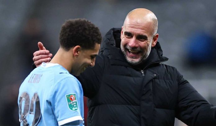 Pep Guardiola menyambut Rico Lewis dengan bahagia usai laga Newcastle vs Manchester City di Carabao Cup Pep Guardiola menyambut Rico Lewis dengan bahagia usai laga Newcastle vs Manchester City di Carabao Cup