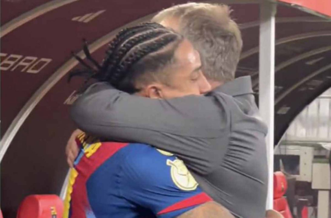 Raphinha dan Hansi Flick di Pinggir Lapangan