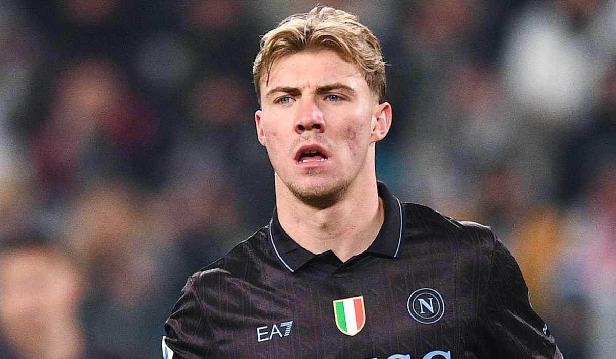 Rasmus Hojlund mengejar bola di laga Juventus v Napoli di Serie A