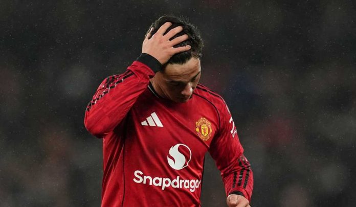 Reaksi Shea Lacey usai menerima kartu merah di laga Manchester United vs Brighton Reaksi Shea Lacey usai menerima kartu merah di laga Manchester United vs Brighton