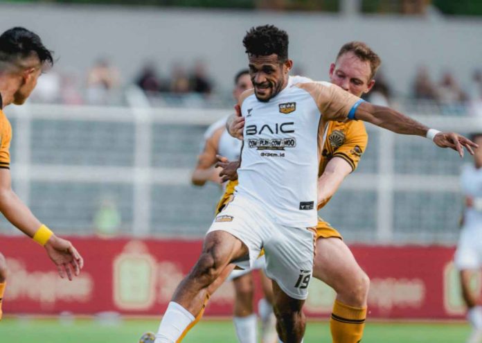 Ricky Kambuaya Berduel di Laga Bhayangkara FC vs Dewa United Ricky Kambuaya Berduel di Laga Bhayangkara FC vs Dewa United