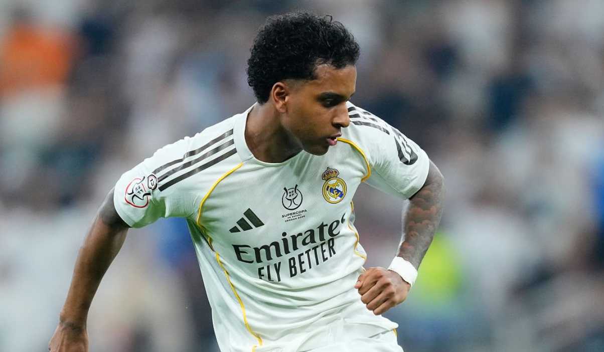 Rodrygo menendang bola di laga Real Madrid v Atletico Madrid di Piala Super Spanyol