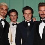 Alasan Kenapa Anak David Beckham Malah Pilih Dukung Klub Rival Manchester United Romeo James Beckham,Cruz Beckham,Brooklyn Beckham dan David Beckham berfoto bersama