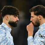 Krisis Cedera Hantui Manchester City Jelang Derbi, Pep Guardiola Dipaksa Putar Otak Ruben Dias berbicara dengan Josko Gvardiol jelang laga Manchester City kontra Chelsea di Premier League