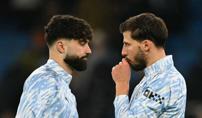 Ruben Dias berbicara dengan Josko Gvardiol jelang laga Manchester City kontra Chelsea di Premier League
