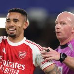 Simon Hooper saat memimpin laga Chelsea v Arsenal di Carabao Cup