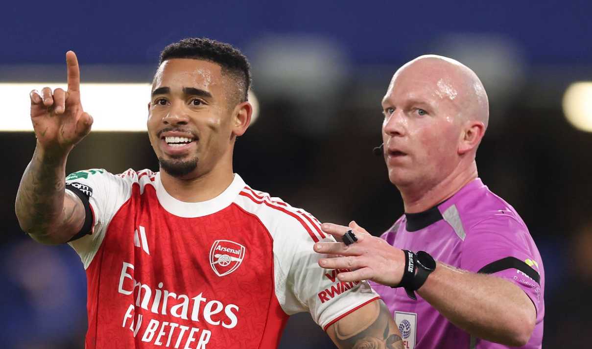 Simon Hooper saat memimpin laga Chelsea v Arsenal di Carabao Cup