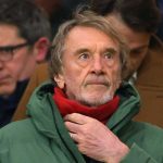 Janji Sir Jim Ratcliffe Mulai Dipertanyakan Setelah Man United Ulangi Kesalahan Lama Sir Jim Ratcliffe di tribun penonton di laga Wolves v Manchester United