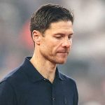 Xabi Alonso berjalan tertunduk usai kekalahan Real Madrid dari Barcelona