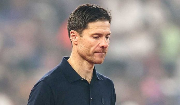 Xabi Alonso berjalan tertunduk usai kekalahan Real Madrid dari Barcelona