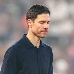 Xabi Alonso tertunduk usai laga Barcelona vs Real Madrid di Piala Super Spanyol