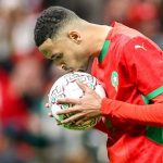 Youssef En-Nesyri bersiap menendang penalti di adu penalti Nigeria vs Maroko di semifinal Piala Afrika