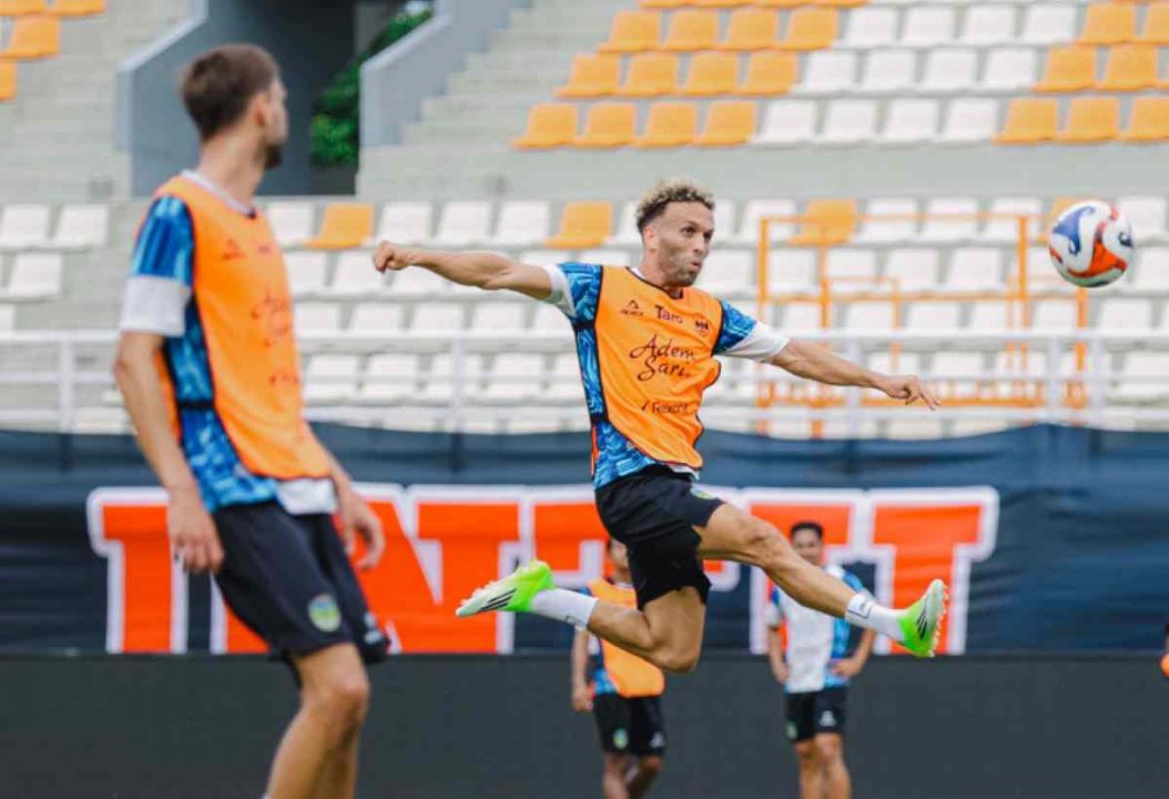 Ze Valente dalam sesi latihan PSIM jelang beraksi di kandang Borneo FC