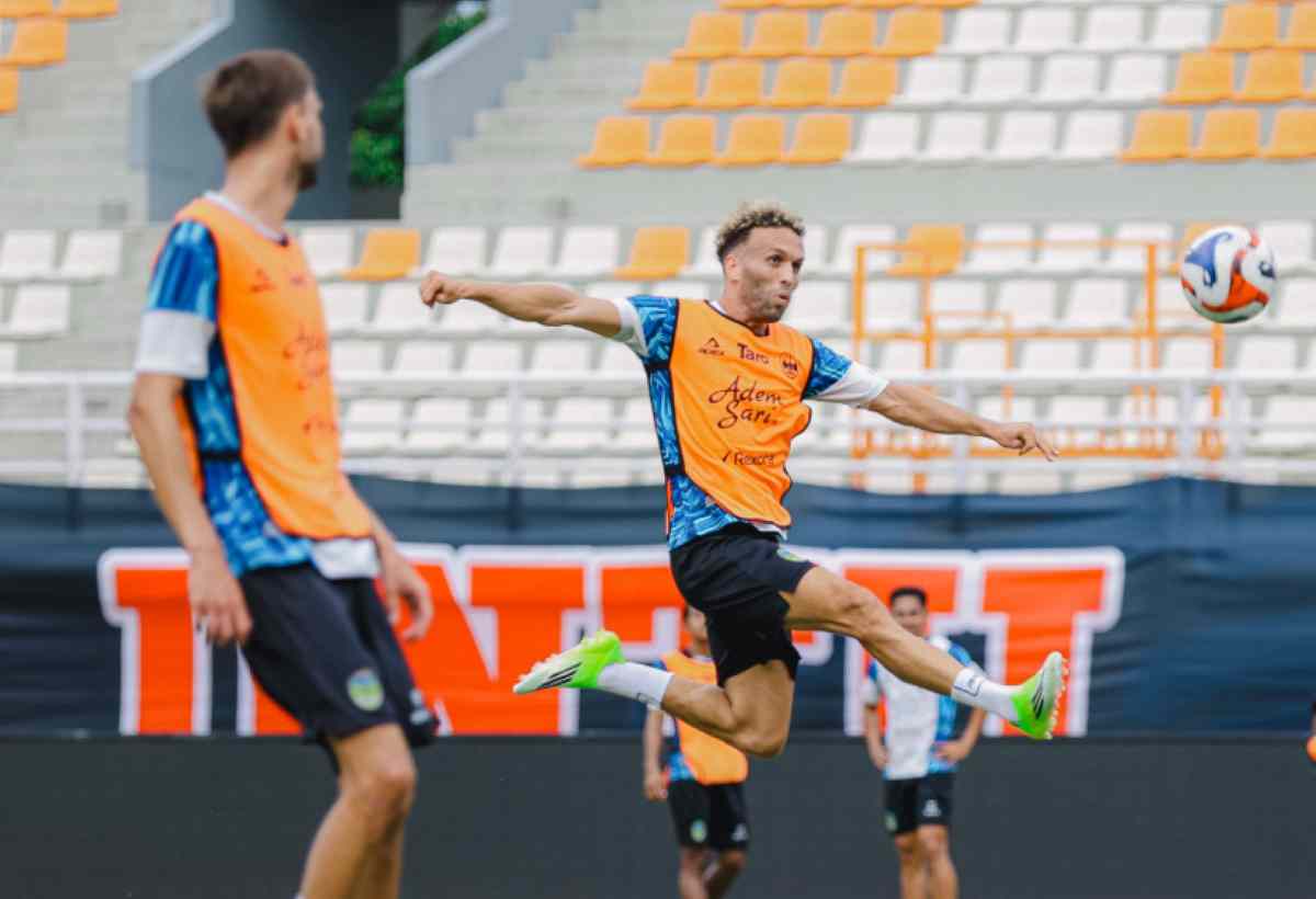 Ze Valente dalam sesi latihan PSIM jelang beraksi di kandang Borneo FC