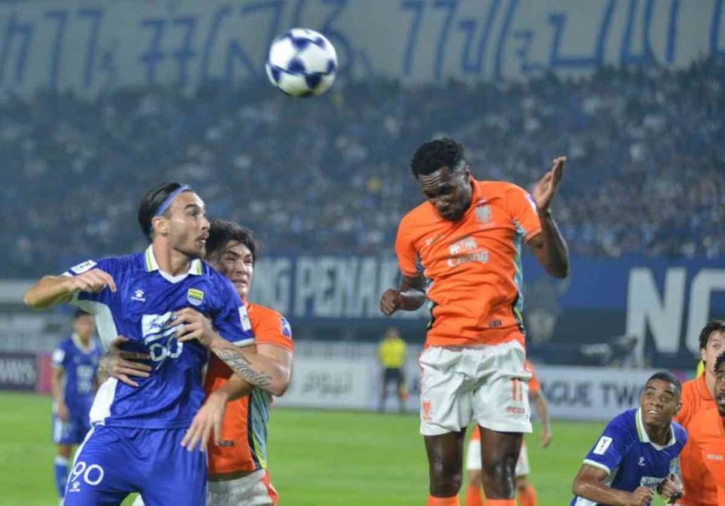 Andrew Jung dalam aksinya di laga Persib vs Ratchaburi