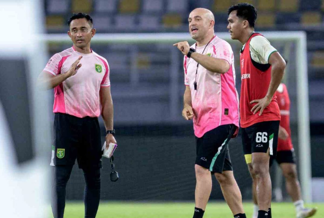 Bruno Tavares dalam sesi latihan Persebaya jelang menjamu PSM di pekan ke-23