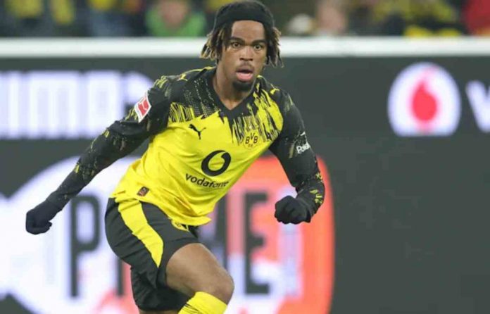 Chukwuemeka dalam aksinya untuk Borussia Dortmund Chukwuemeka dalam aksinya untuk Borussia Dortmund