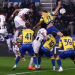 Duel udara saat laga antara Parma vs Juventus yang berakhir dengan skor akhir 1-4 di Liga Italia