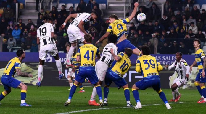 Duel udara saat laga antara Parma vs Juventus yang berakhir dengan skor akhir 1-4 di Liga Italia