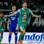 Francisco Rivera Usai Mencetak Gol untuk Persebaya ke Gawang Dewa United di Pekan ke-19