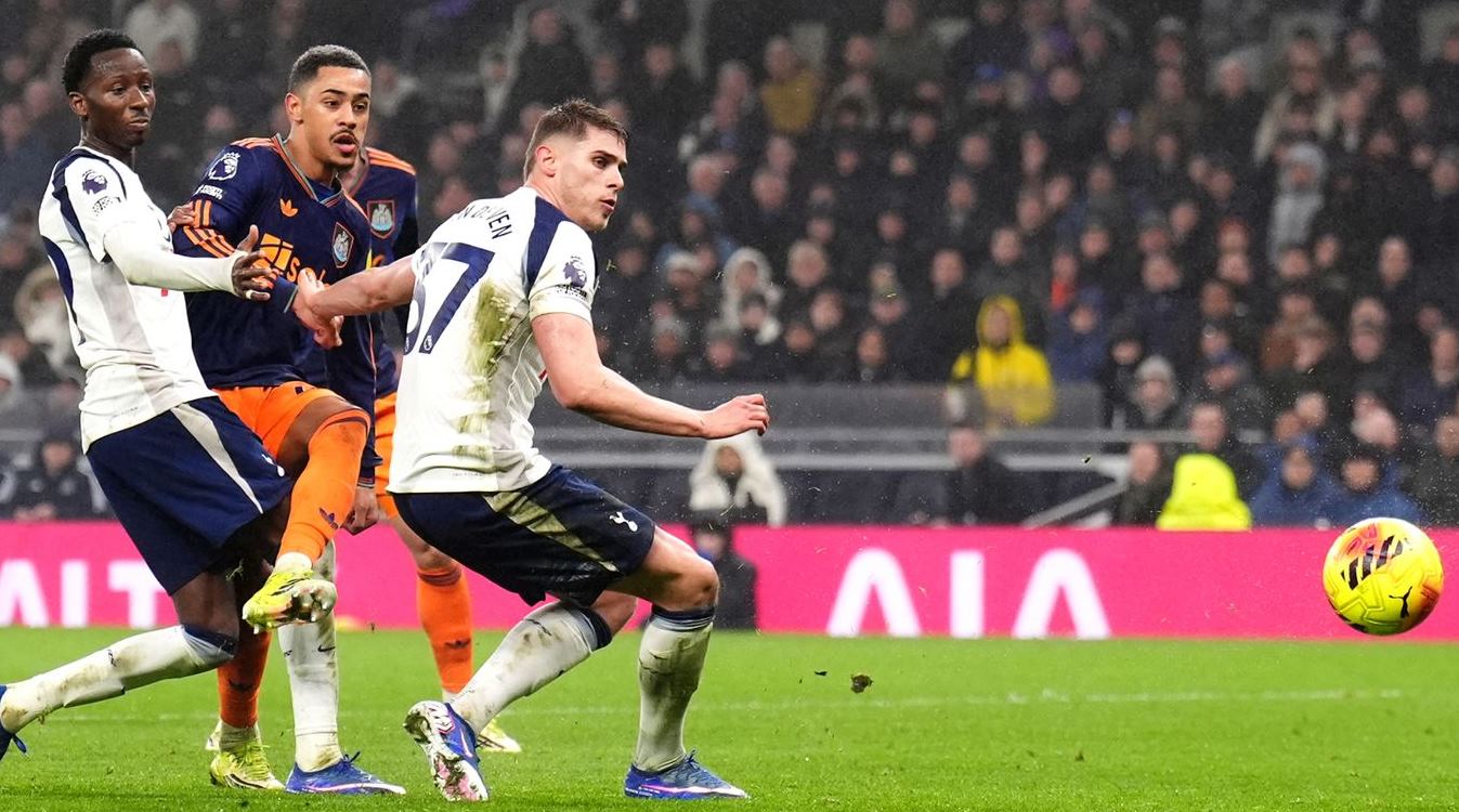 Hasil Tottenham Hotspur vs Necastle United skor 1-2 - Liga Inggris