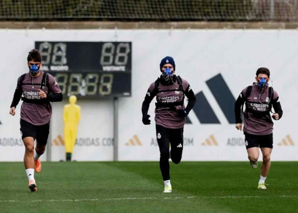 Latihan Skuad Real Madrid dengan Masker Pinto