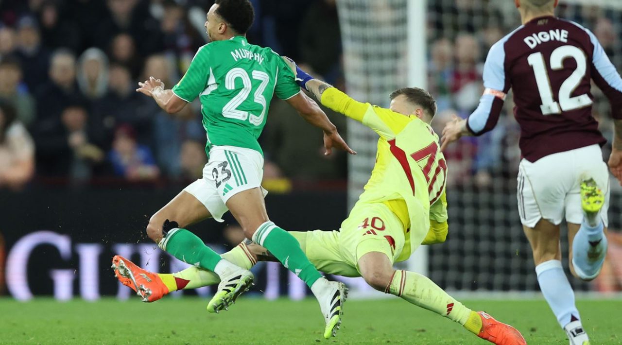 Marco Bizot - Aston Villa vs Newcastle United di Piala FA