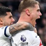 Micky Van de Ven dan Cristian Romero pemain Tottenham Hotspur