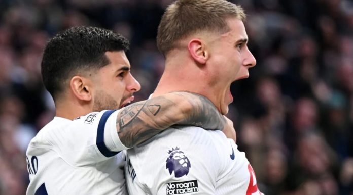 Micky Van de Ven dan Cristian Romero pemain Tottenham Hotspur