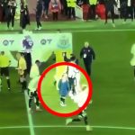 Momen saat Kieran Trippier tinggalkan gadis mascot sendirian di tengah lapangan - mungkin lupa