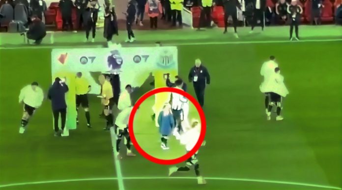Momen saat Kieran Trippier tinggalkan gadis mascot sendirian di tengah lapangan - mungkin lupa
