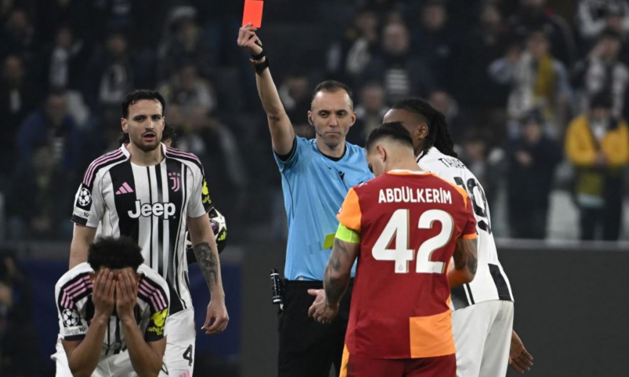 Momen saat Lloyd Kelly menerima kartu merah di laga antara Juventus vs Galatsaray di leg kedua playofff Liga Champions 2026 Momen saat Lloyd Kelly menerima kartu merah di laga antara Juventus vs Galatsaray di leg kedua playofff Liga Champions 2026