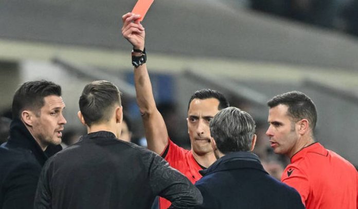 Nico Schlotterbeck saat menerima kartu merah di laga antara Atalanta vs Borussia Dortmund di Liga Champions 2026